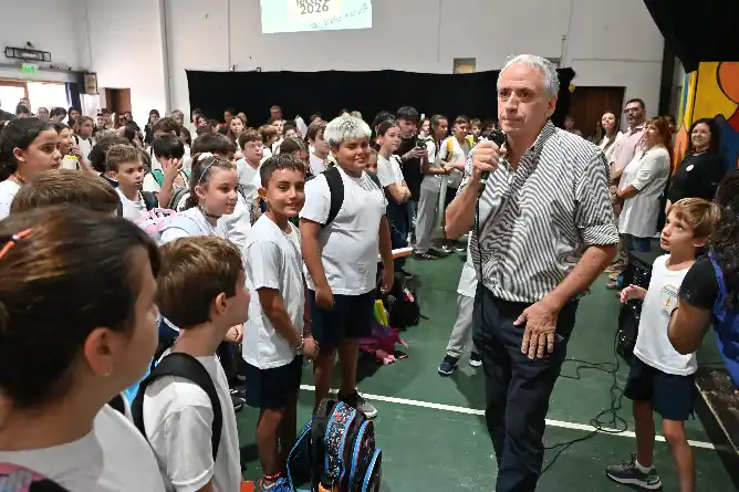 javier_gaston_acompano_el_inicio_del_ciclo_lectivo_en_chascomus_1