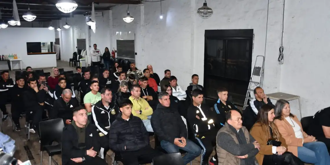260616-ENTREGA-DE-INDUMENTARIA-DE-LA-COOPERATIVA-DE-ARBITROS-DE-SALADILLO